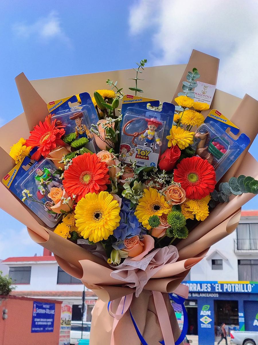 Ramo de gerberas, rosas durazno y crisantemos con figuras de juguete de Toy Story, en papel durazno
