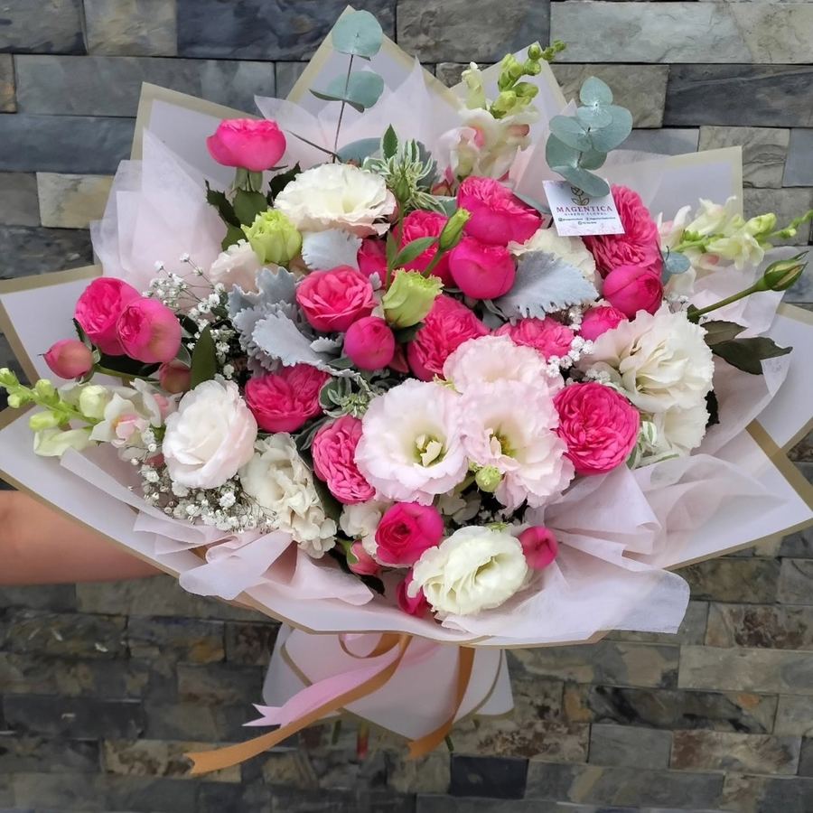Ramo de rosas inglesas fucsia y blancas con lisianthus