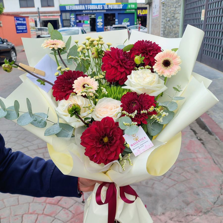 Ramo de dalias rojas, rosas inglesas crema y mini gerberas con listón rojo