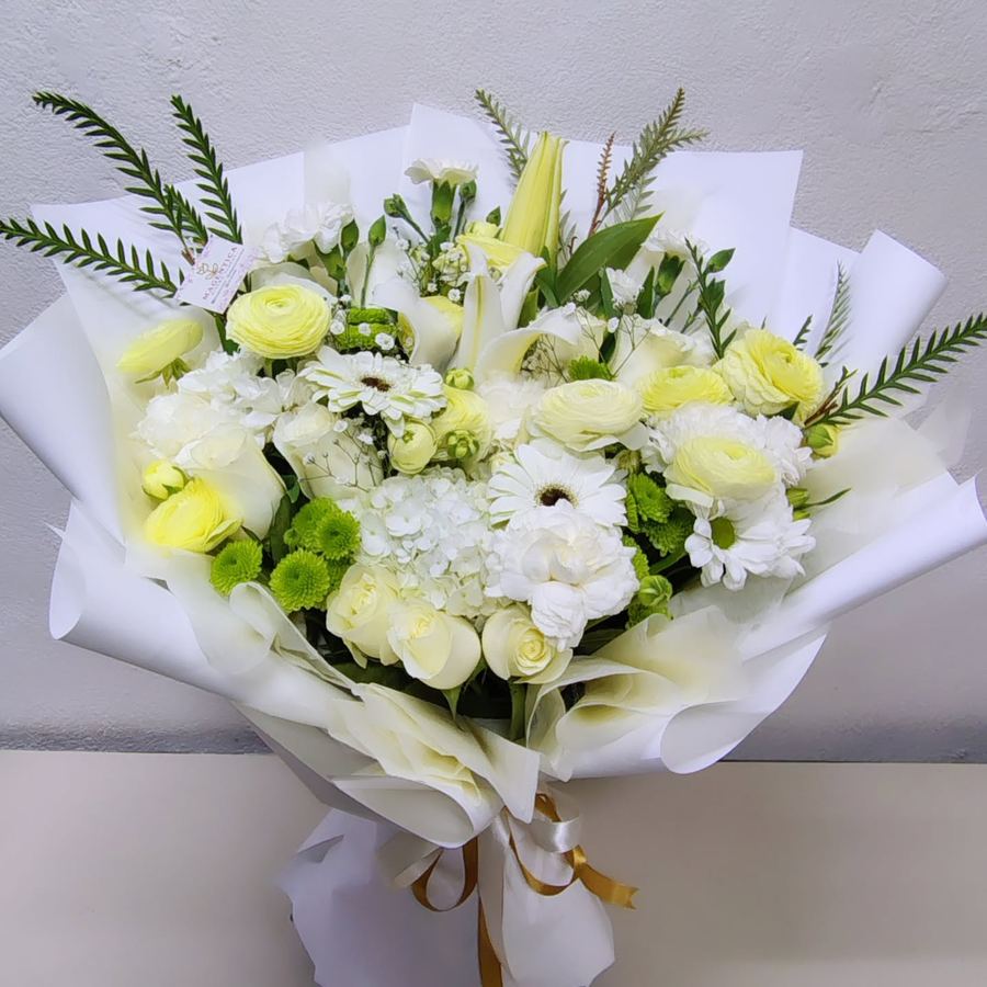 Ramo blanco y crema con ranúnculos, hortensia, margaritas y botón verde, con listón dorado